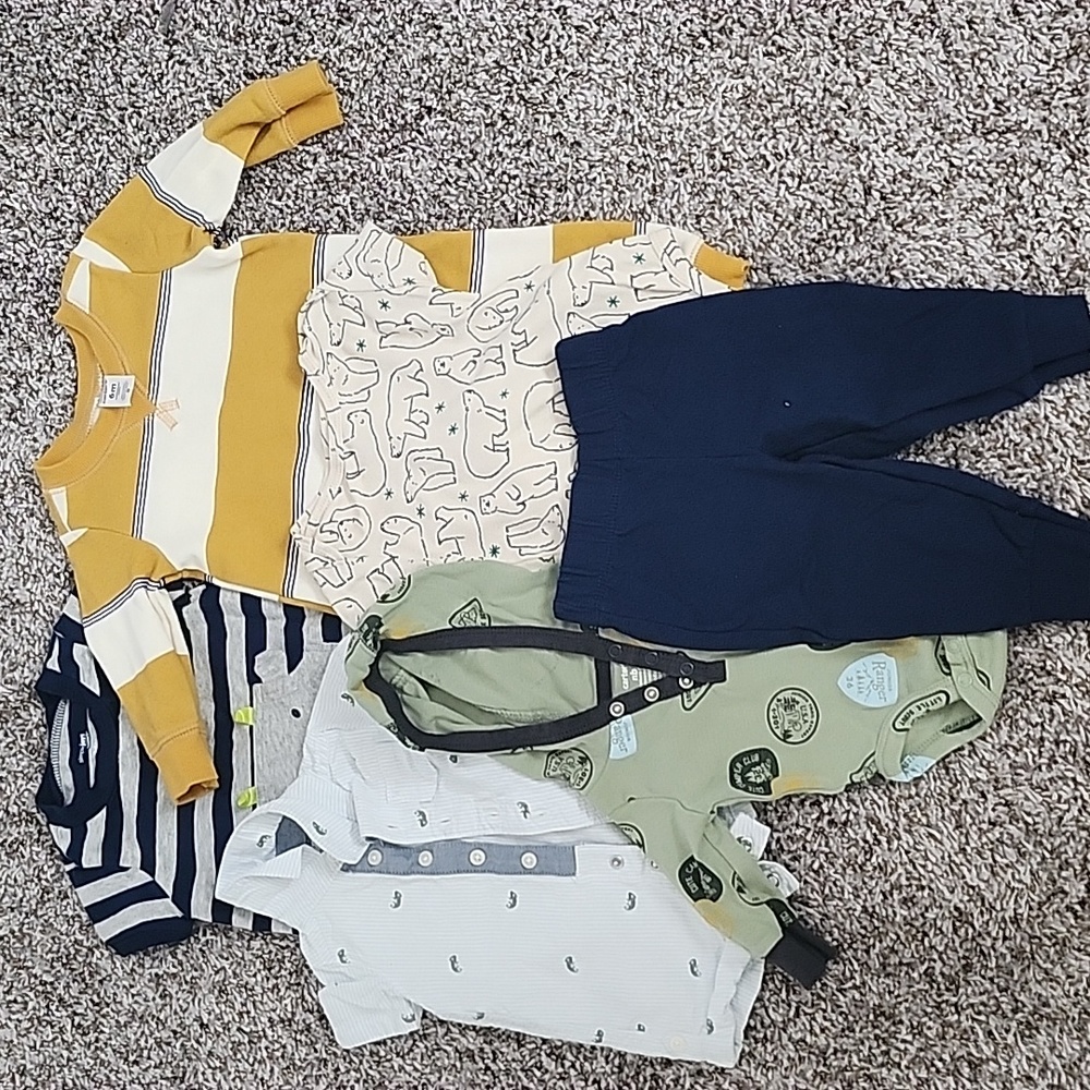 5 Pcs Carter's Baby Clothes. Various sizes.